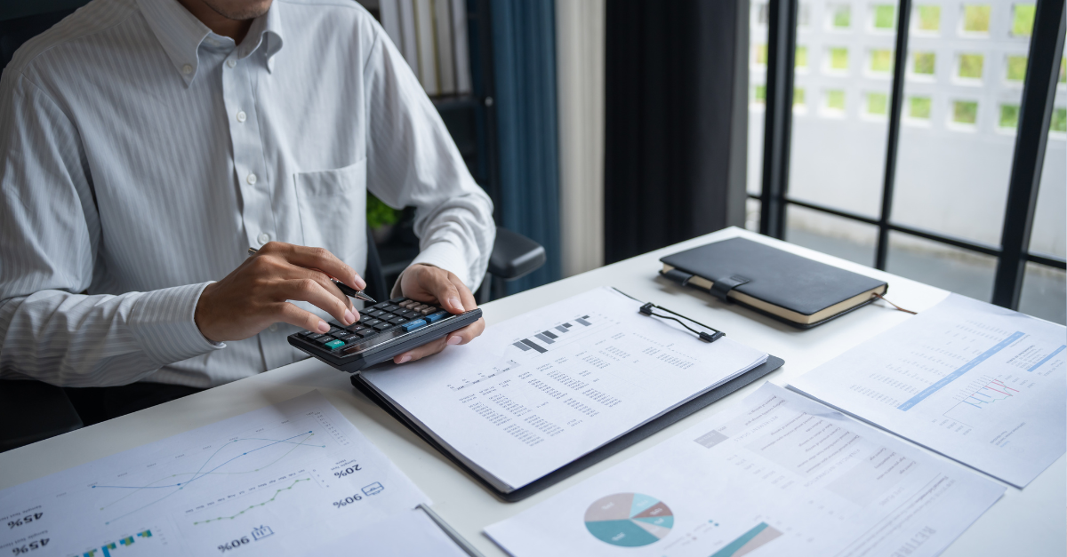 Man calculating for label audit