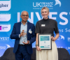 Gurdip Singh accepting award for Kallik labeling software